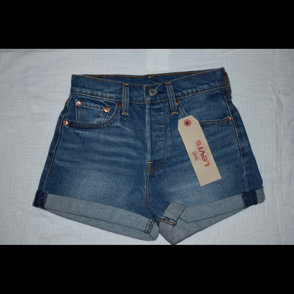 Levi’s wedgie fit shorts - Picture 3 of 4